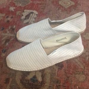 Soludos. Light gray/white stripe.